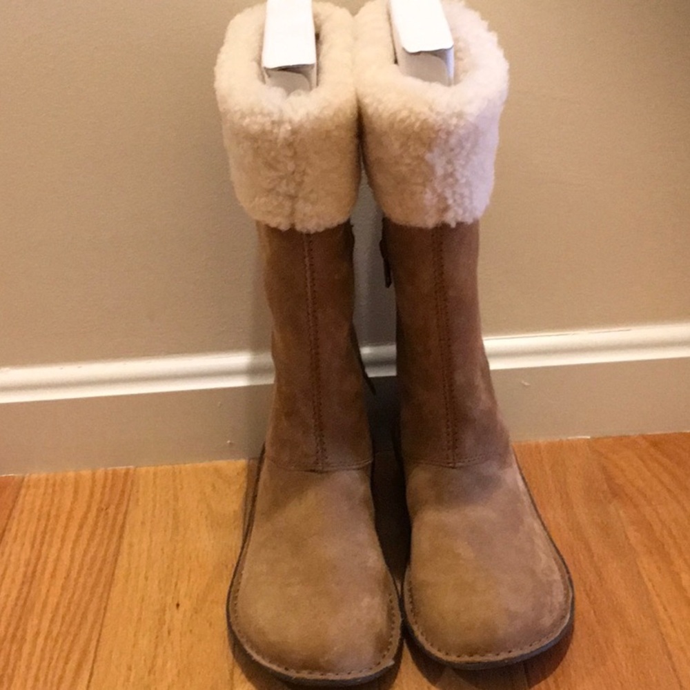 Ugg Boots Tan suede Brand new, never worn size 7